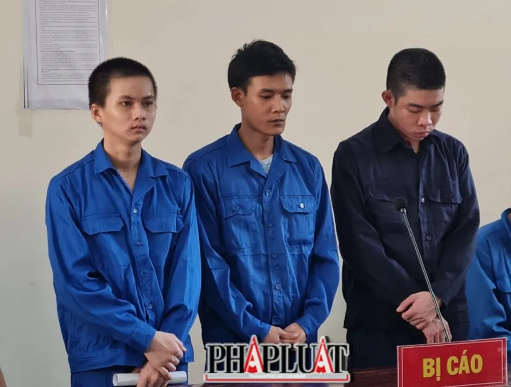 Các bị cáo tại phiên tòa sơ thẩm. Ảnh: VH bị - cáo.jpg