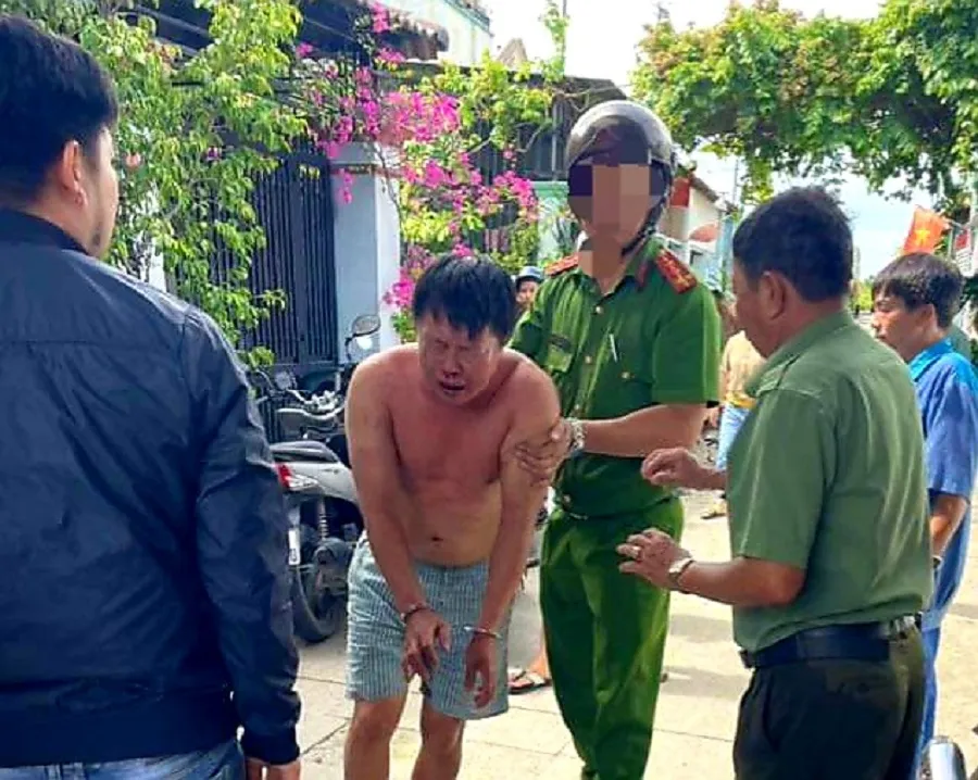 Nguyễn Tiến Lưu sau khi sát hại con gái bị công an khống chế. Ảnh: VH. ghen - tuong.jpg