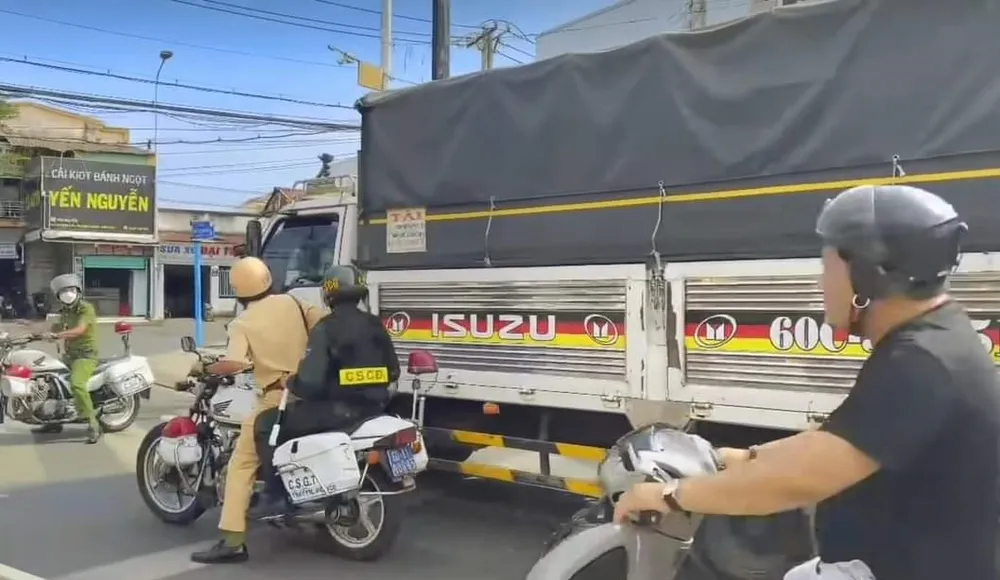 Cảnh sát chặn xe tải. Ảnh: LK. tài - xế - 1.jpg
