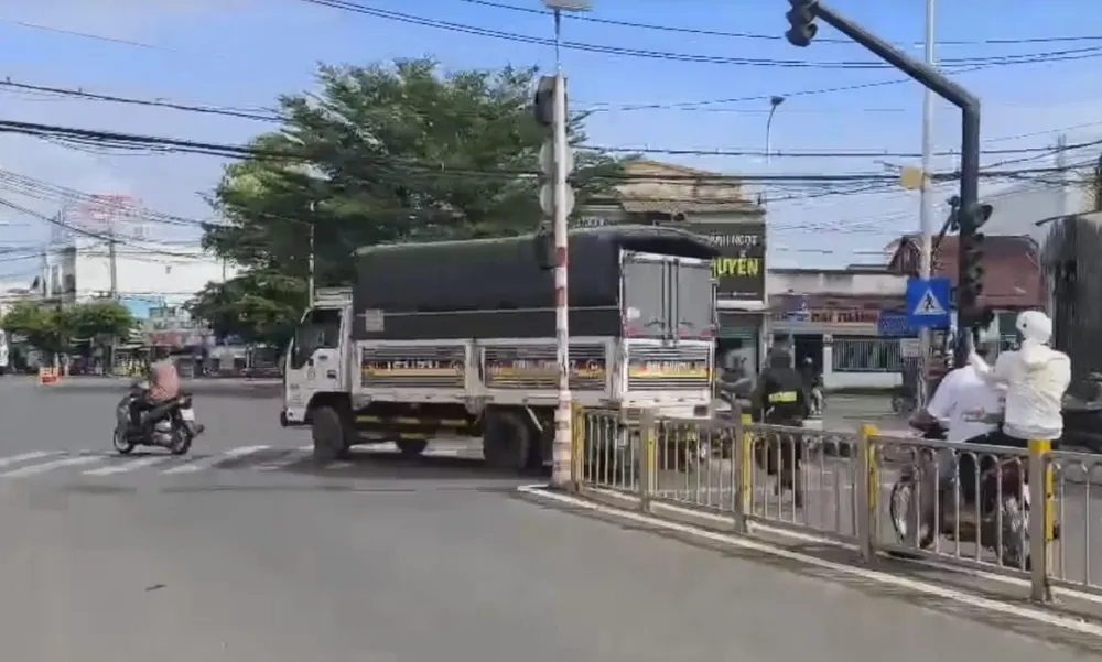 Tuy nhiên tài xế vẫn bất chấp lái xe phóng bỏ chạy. Ảnh: LK. tài - xế - 2.jpg
