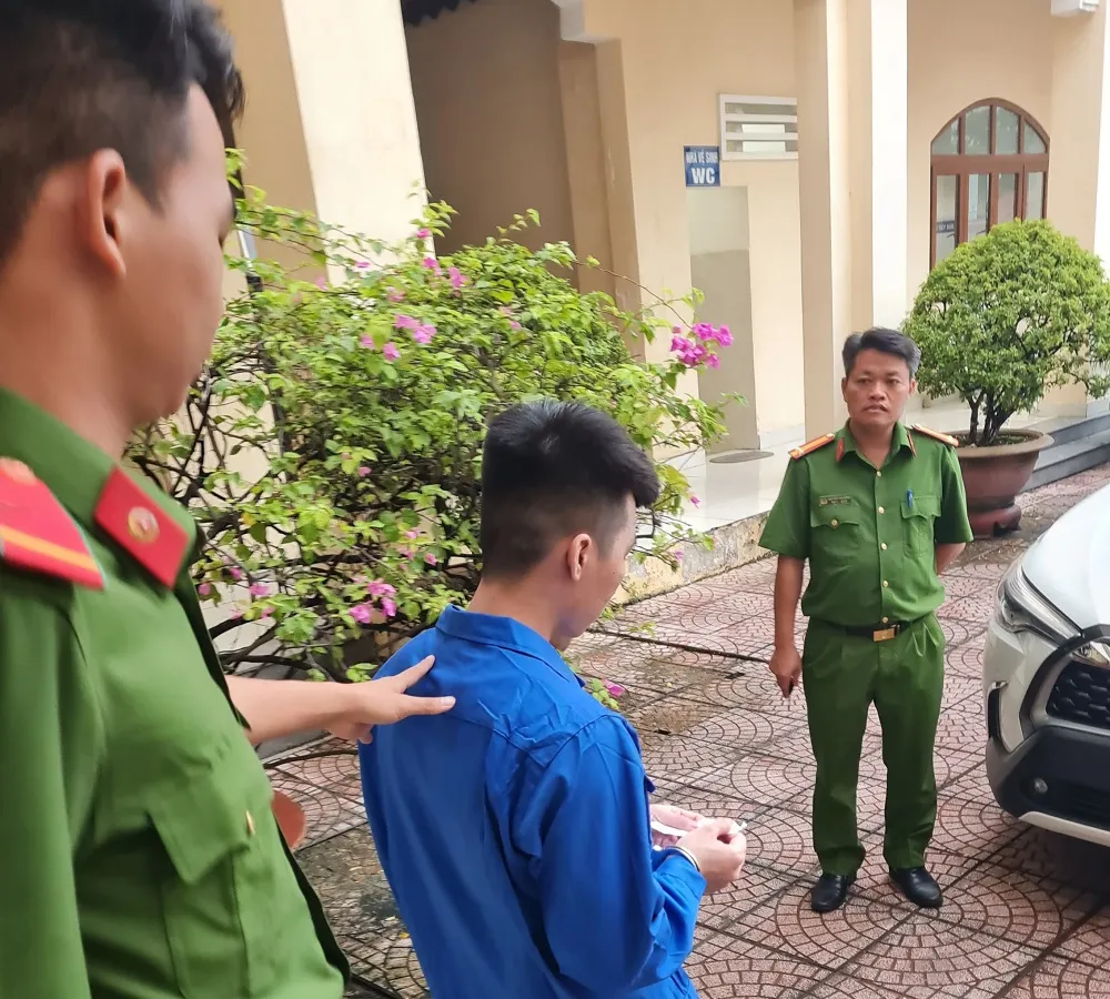 Bị cáo Qui công an dẫn giải khỏi phòng xét xử. Ảnh: VŨ HỘI. Bị - cáo - qui.jpg