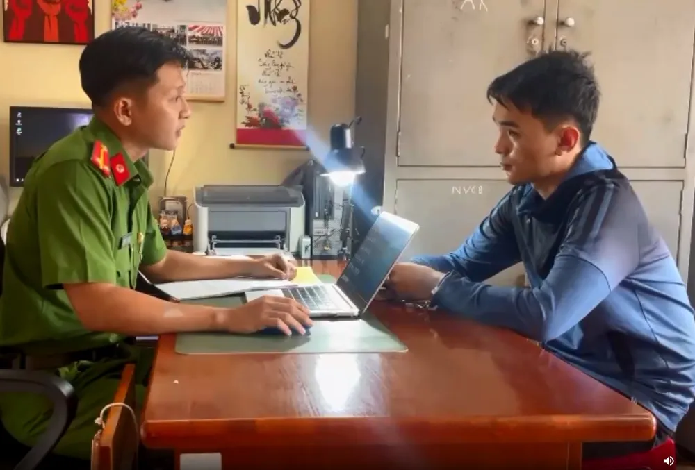 Công an lấy lời khai của Trần Văn Hoàng (bên trái). Ảnh: VŨ HỘI. cướp - tài - sản.jpg