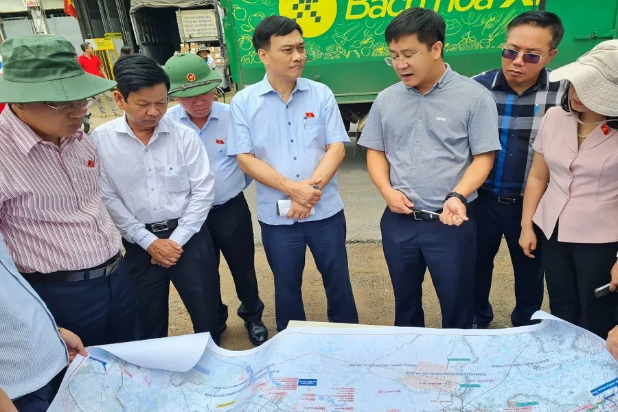 Đoàn Ủy ban kinh tế Quốc hội kiểm tra tại thực địa dự án cao tốc Biên Hòa - Vũng Tàu đoạn qua tỉnh Đồng Nai. Ảnh: VH. cao tốc - top.jpg
