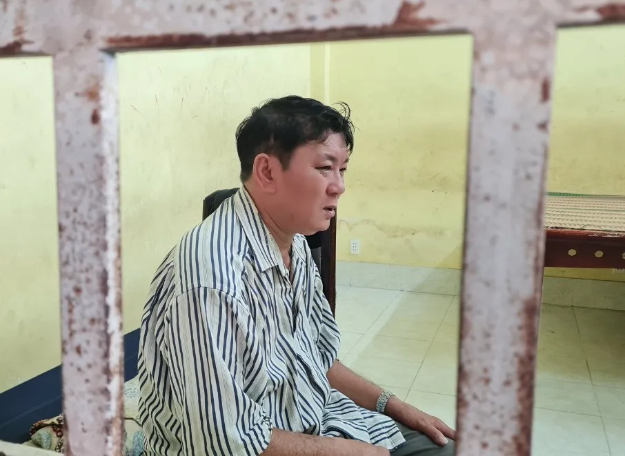 Phạm Ngọc Vinh bị bắt giữ. Ảnh: VŨ HỘI. tráo hàng trăm tờ vé số người khuyết tật