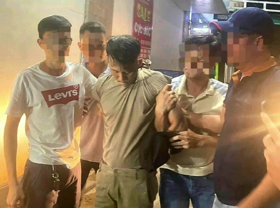 Nghi can cướp tài sản (giữa) bị các trinh sát hình sự khống chế. Ảnh: VH. bắt - cướp.jpg