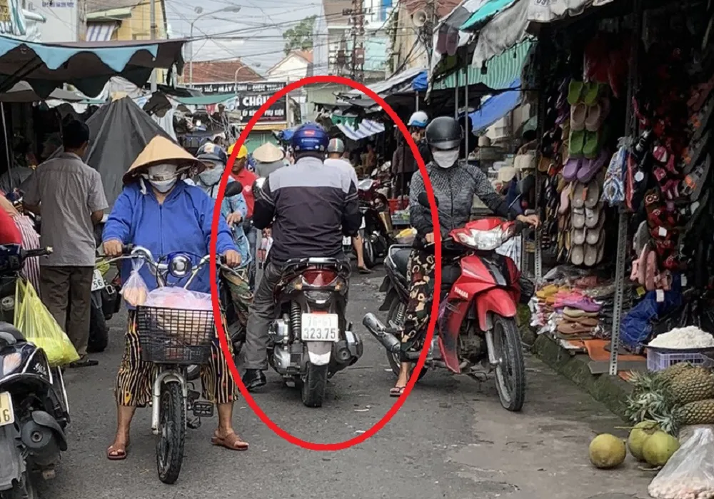Các trinh sát hình sự bám theo nghi can (khoanh tròn đỏ) từ TP Biên Hòa đến chợ Lái Thiếu (TP Thuận An, Bình Dương). Ảnh: CSHS. trinh - sát.jpg