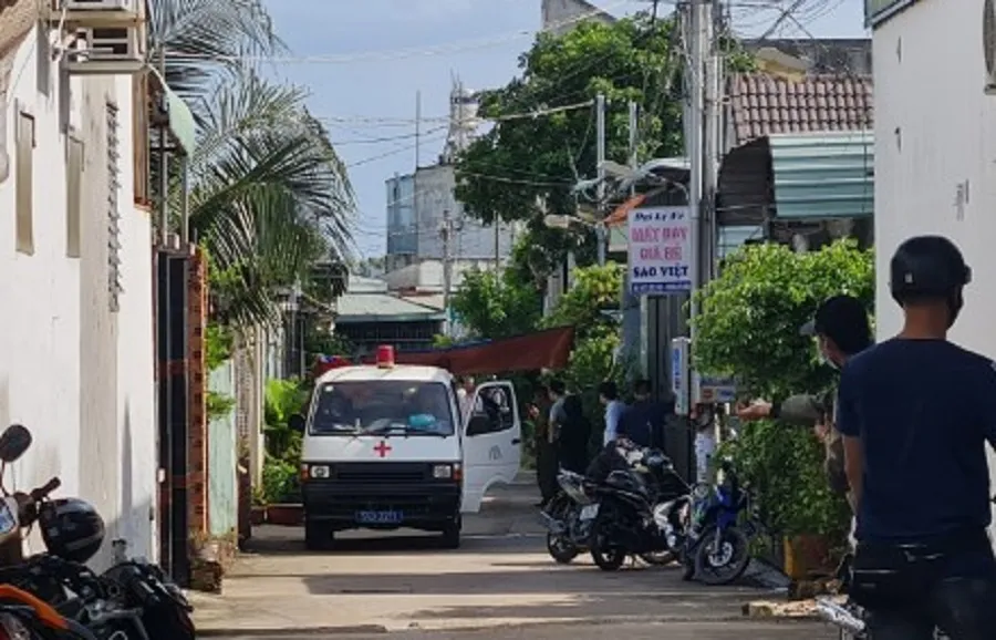 Thi thể của nạn nhân được đưa đi khỏi hiện trường. Ảnh: VH giết - người.jpg