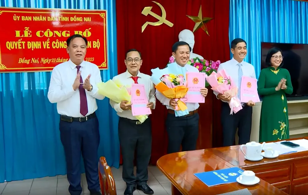 Quyền Chủ tịch UBND tỉnh Võ Tấn Đức và Phó chủ tịch UBND tỉnh Nguyễn Thị Hoàng trao quyết định và tặng hoa cho các cán bộ được bổ nhiệm mới và bổ nhiệm lại. Ảnh: VH. điều - động -1.jpg