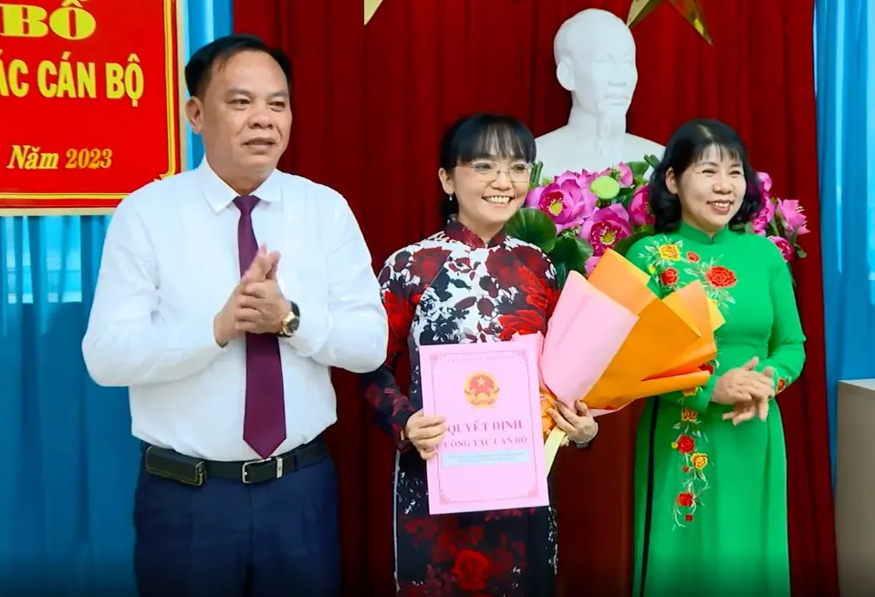 Bà Trương Thị Mỹ Dung, Giám đốc Sở Công Thương tỉnh Đồng Nai (giữa) giữ chức Trưởng ban Pháp chế chuyên trách HĐND tỉnh. Ảnh: VH. điều - động -2.jpg