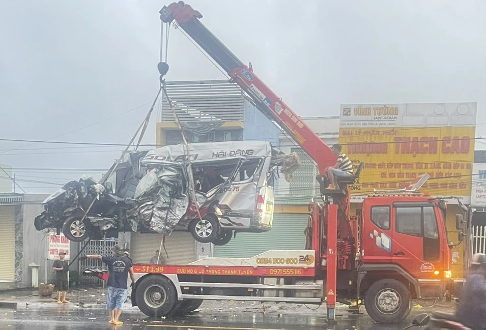 Chiếc xe khách 16 chỗ bị hư hỏng hoàn toàn sau vụ tai nạn. hien-truong-10-9662-3488.jpg