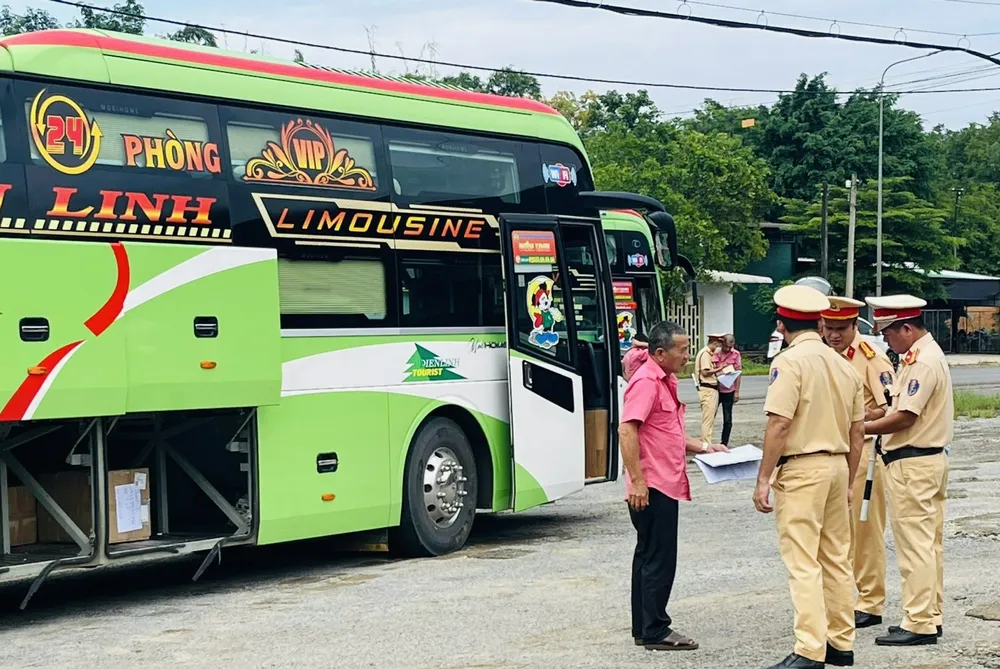 CSGT Công an tỉnh Đồng Nai ra quân kiểm tra xe khách, xe chở hàng, xe ben trên quốc lộ 20. Ảnh: VŨ HỘI kiểm - tra - xe - khách.jpg