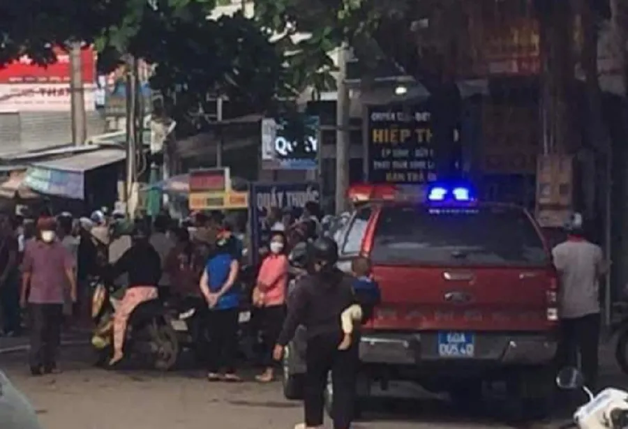 Người dân hiếu kỳ vây quanh khu vực hiện trường. Ảnh: CTV. tự - thiêu.jpg