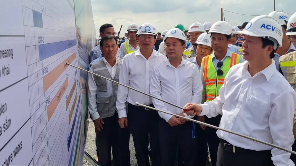 Phó Thủ tướng Trần Hồng Hà kiểm tra tiến độ xây dựng dự án sân bay Long Thành. Ảnh: VH. phó - thủ - tướng.jpg