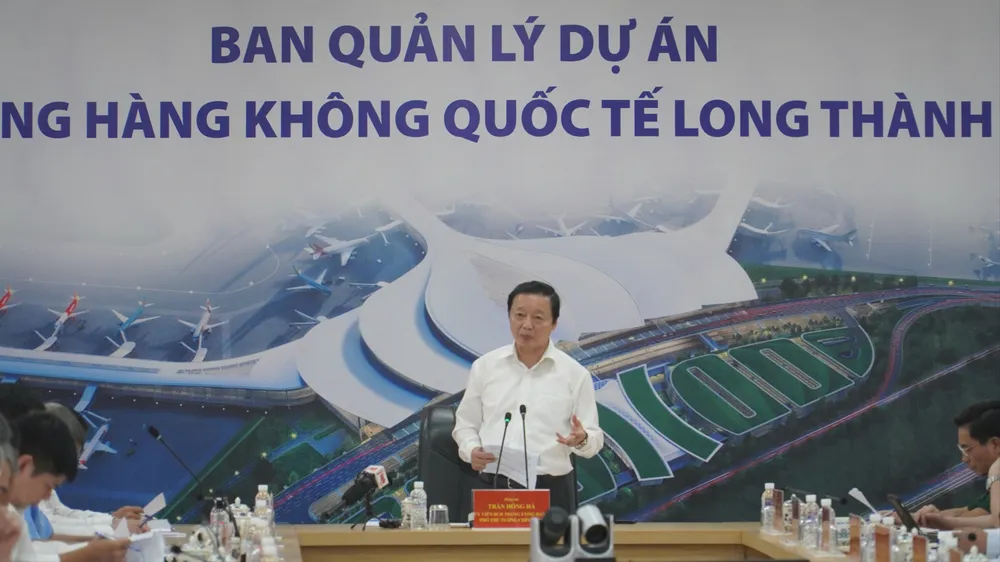 Phó Thủ tướng Trần Hồng Hà phát biểu làm việc với các bộ, ngành, chủ đầu tư và UBND tỉnh Đồng Nai. Ảnh: VH pho-thu-tuong-8072-3316.jpg