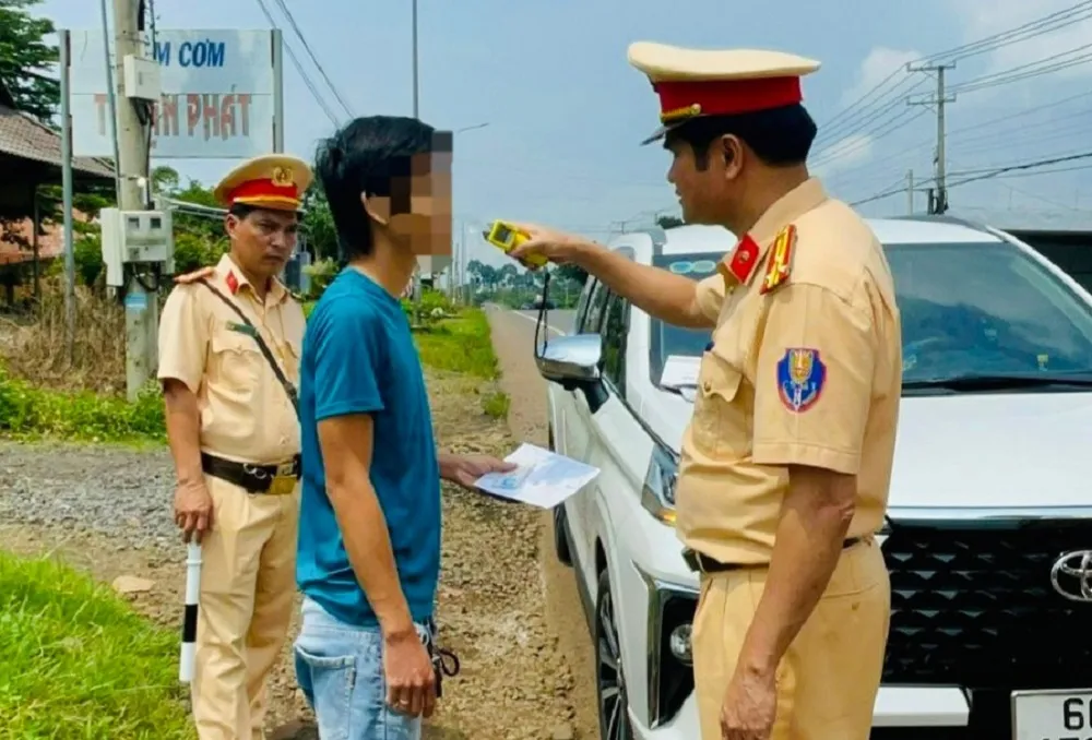 CSGT Công an tỉnh Đồng Nai tiến hành đo nồng độ cồn đối với tài xế ô tô. Ảnh: VH Tài xế xe buýt vi phạm giao thông, dương tính với ma túy