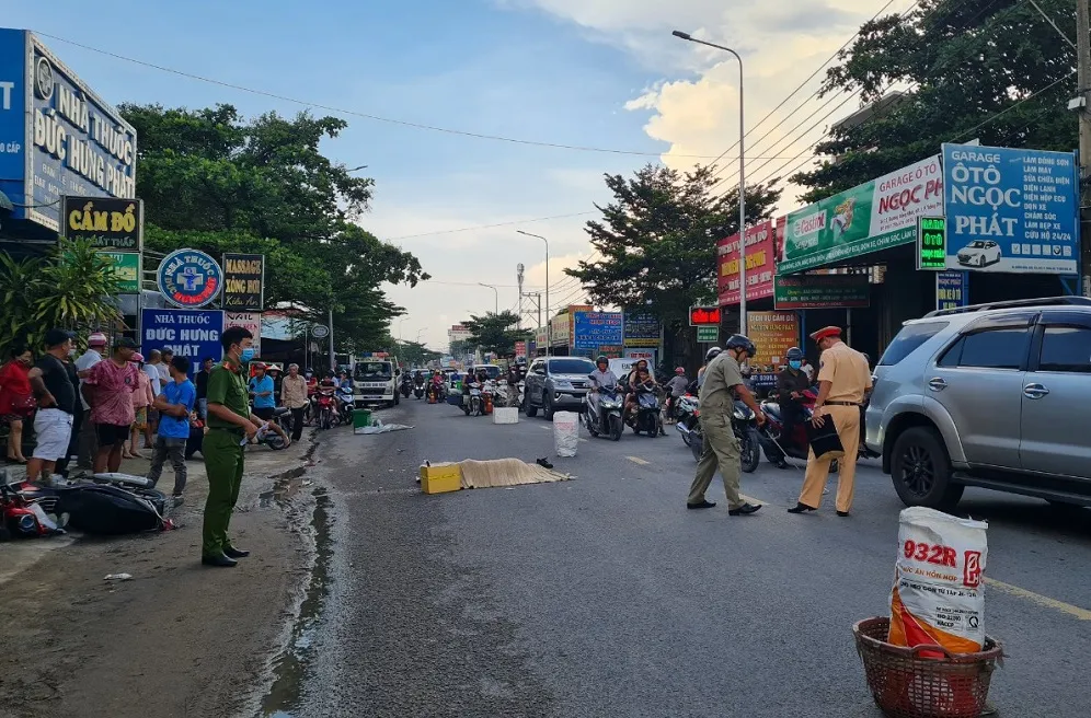 Cơ quan chức năng khám nghiệm hiện trường vụ tai nạn. Ảnh: VH tai - nạn - giao - thông.jpg
