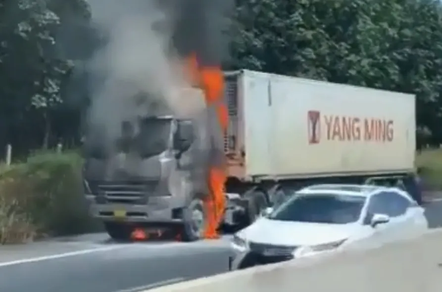 Phần đầu kéo xe container bốc cháy. Ảnh: VH. cháy - xe.jpg