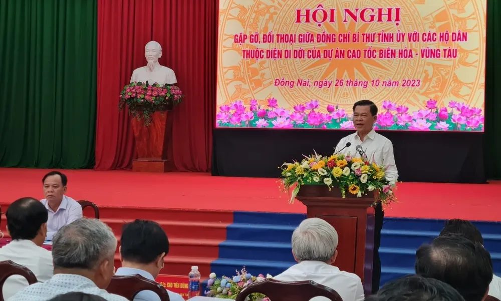 Bí thư Tỉnh ủy Đồng Nai Nguyễn Hồng Lĩnh phát biểu trong cuộc đối thoại với người dân bị thu hồi đất trong dự án cao tốc Biên Hòa - Vũng Tàu. Ảnh: VH. Bí - thư - Đồng - nAI.jpg