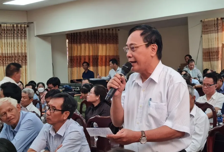 Người dân đưa ra những thắc mắc trong quá trình bồi thường,hỗ trợ tái định cư khi bị thu hồi đất. Ảnh: VH. người - dân.jpg