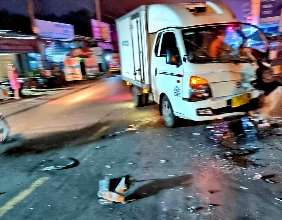 Đi xe máy kẹp 4 đấu đầu xe tải, 3 thanh niên tử vong tại chỗ