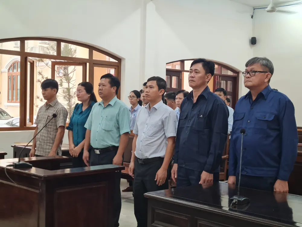 bị cáo nghe toà tuyên án.jpg