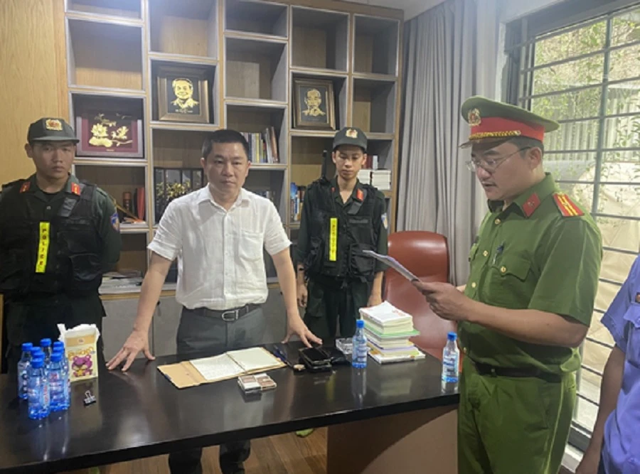 Công an đọc lệnh bắt bị can để tạm giam đối với Nguyễn Khánh Hưng, Chủ tịch HĐQT Công ty Cổ phần Đầu tư LDG. Ảnh: VH. bắt 1.jpg