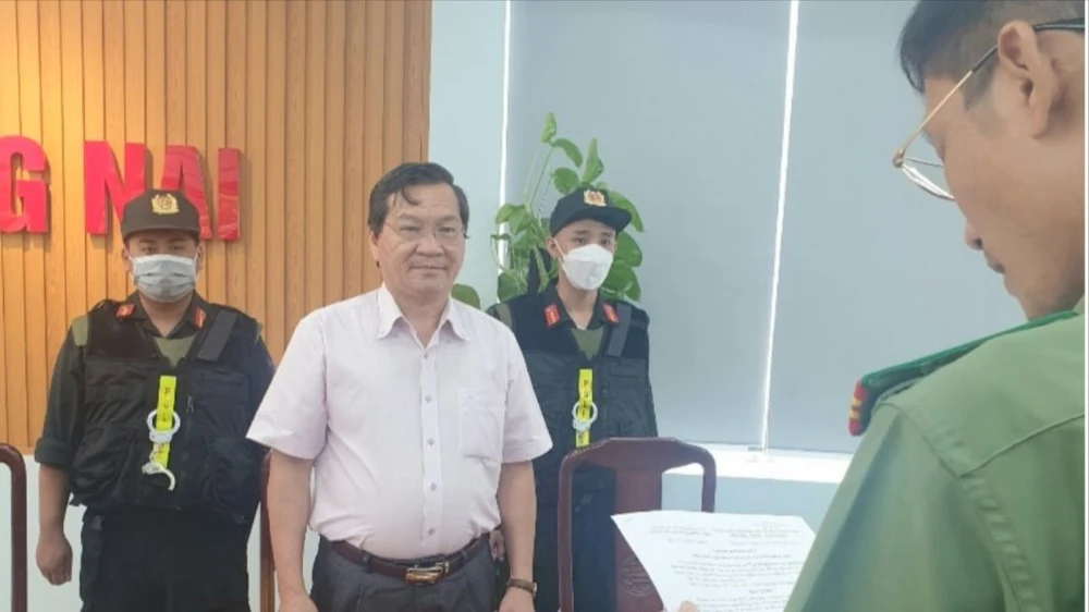 Công an tỉnh Đồng Nai thi hành lệnh bắt bị can để tạm giam đối với ông Trần Minh Hùng, nguyên Hiệu trưởng Trường Đại học Đồng Nai). Ảnh: VH. tham nhũng.jpg