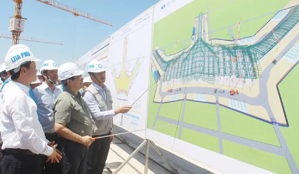 Thủ tướng Phạm Minh Chính nghe báo cáo tiến độ thực hiện các hạng mục, dự án thành phần dự án sân bay Long Thành. Ảnh: AH. Thủ tướng Chính phủ.jpg