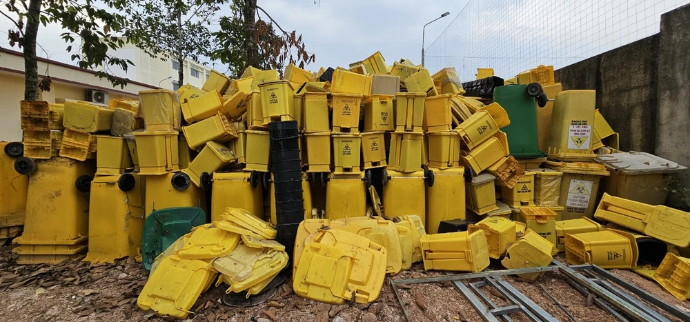 Nhiều thùng rác nhựa phơi nắng đã bắt đầu có hiện tượng hư hỏng. Ảnh: VH. Thùng rác..jpg
