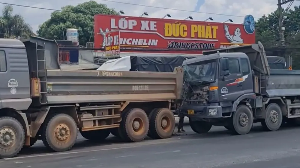 Hai xe tải ben va chạm mạnh. Ảnh: VH. tai nạn .jpg
