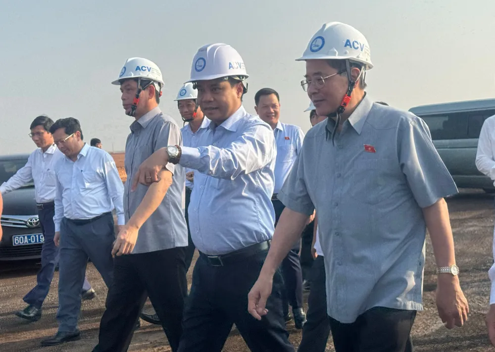 Đoàn công tác đi thị sát sân bay Long Thành. Ảnh: VH. sân bay.jpg