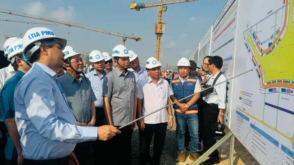 Phó Chủ tịch Quốc hội Nguyễn Đức Hải nghe báo cáo về tiến độ thực hiện dự án. Ảnh: VH. sân bay Long Thành.jpg
