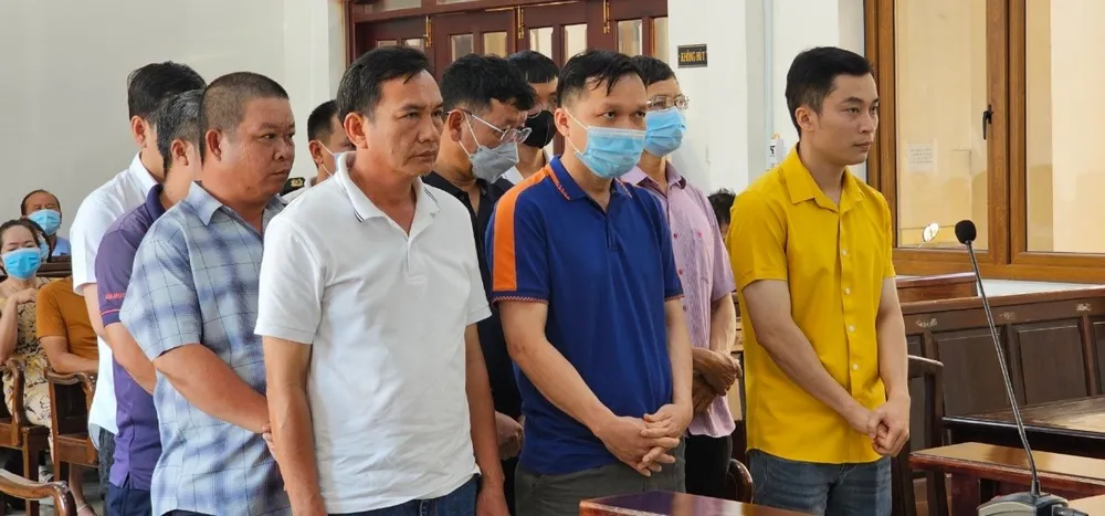 Các bị cáo có mặt tại toà, riêng bị cáo Nguyễn Ngọc Minh có đơn xin hoãn phiên toà. Ảnh: VH đăng kiểm xe cơ giới