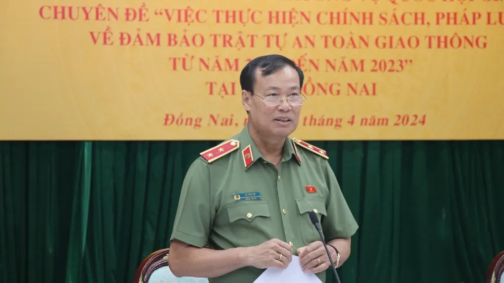 Chủ nhiệm Ủy ban Quốc phòng và An ninh, Trung tướng Lê Tấn Tới ghi nhận và đánh giá cao những mặt làm được của tỉnh Đồng Nai. Ảnh: VH quốc hội 2.jpg