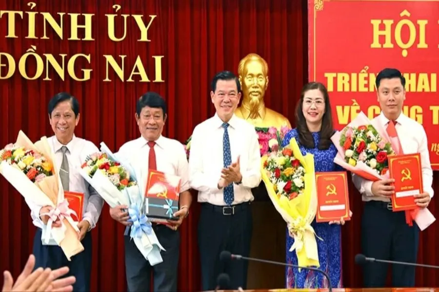 Bí thư Tỉnh ủy Đồng Nai Nguyễn Hồng Lĩnh trao quyết định, tặng hoa chúc mừng bốn người nhận quyết định. Ảnh: Huy Anh. Cán bộ .jpg