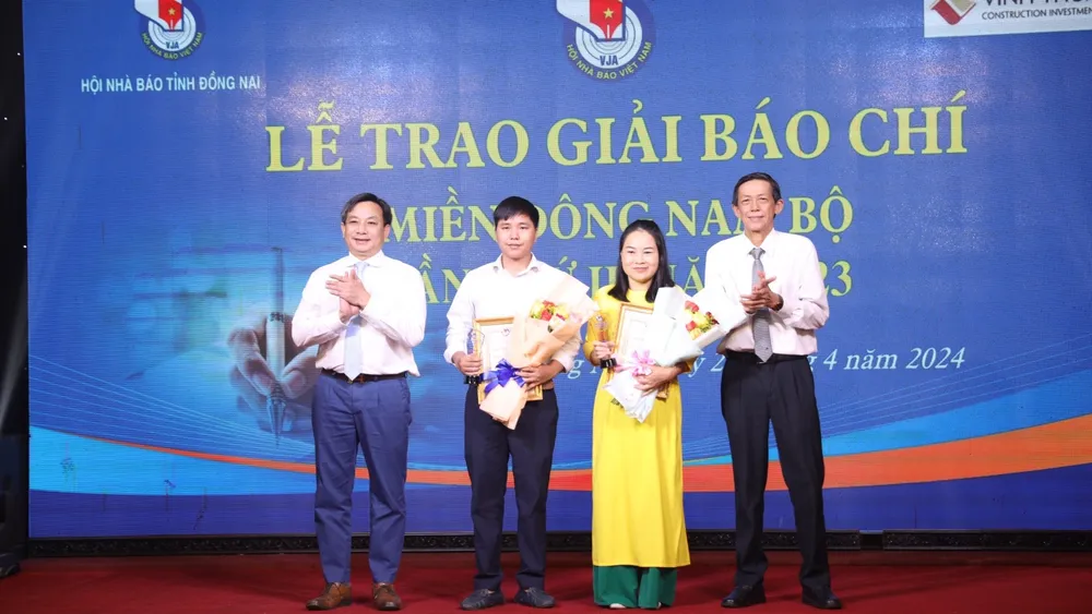 Nhóm tác giả Báo Đồng Nai đoạt giải Nhất ở thể loại báo in – báo điện tử. Ảnh: VH báo chí 2.jpg