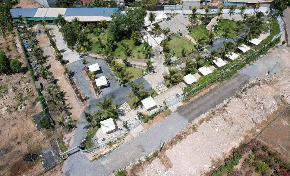 Công trình xây dựng trái phép đã bị lập biên bản xử lý nhưng sau gần 2 năm vẫn xây dựng để hoàn thiện mở hàng quán lớn nhất khu vực. Ảnh: VŨ HỘI xây dựng 2.jpg