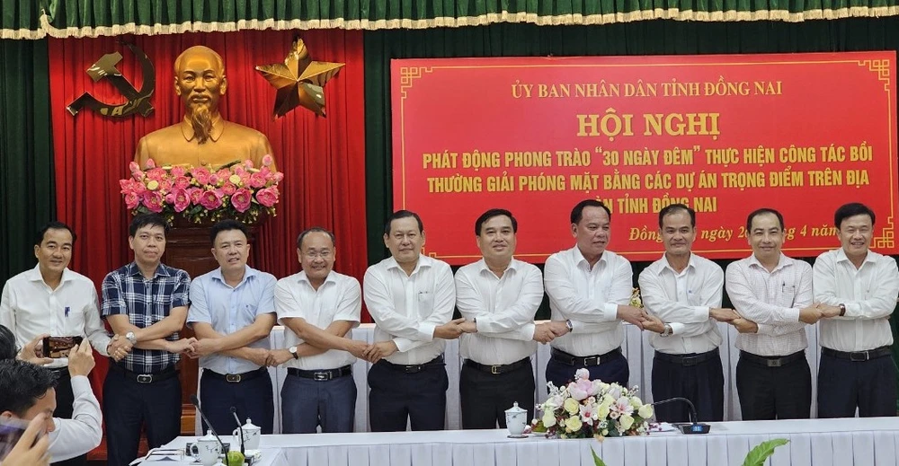 Đại diện các đơn vị ký kết giao ước thi đua thực hiện phong trào “30 ngày đêm thực hiện công tác bồi thường, giải phóng mặt bằng các dự án trọng điểm”. Ảnh: VŨ HỘI dự án 3.jpg