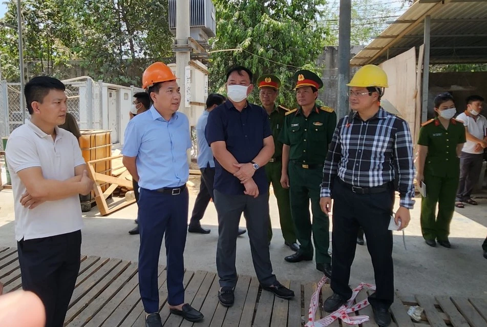 Lãnh đạo UBND tỉnh, Giám đốc, Phó giám đốc công an tỉnh Đồng Nai có mặt tại hiện trường vụ nổ lò hơi. Ảnh: VH Nổ bình hơi.jpg
