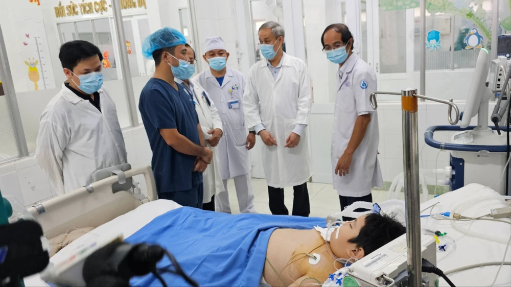 Đoàn của Bộ Y tế thăm bệnh nhân bị ngộ độc tại Bệnh viện Nhi Đồng Nai. Ảnh: Vũ Hội 1000009958.jpg