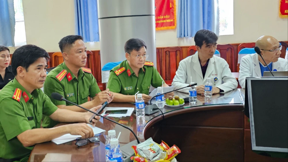 Đại diện cơ quan Công an tham dự cuộc họp với đoàn của Bộ Y tế tại Bệnh viện Đa khoa Long Khánh. Ảnh: VH Ngộ độc .jpg