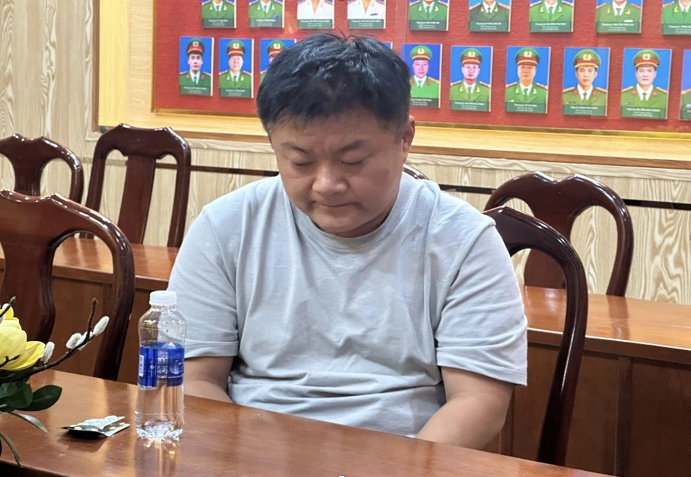 Ông Feng Yong tại cơ quan công an. Ảnh: Công an cung cấp nổ lò hơi.jpg