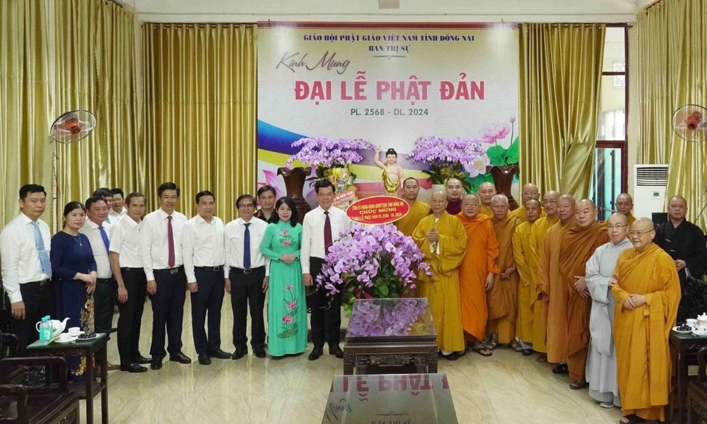 Đoàn công tác chúc mừng chức sắc, tăng, ni trong Ban Trị sự GHPG Việt Nam tỉnh đón mùa Phật đản nhiều sức khỏe, niềm vui, tiếp tục làm tốt công tác Phật sự. Ảnh: PGĐN. phật giáo 3.jpg