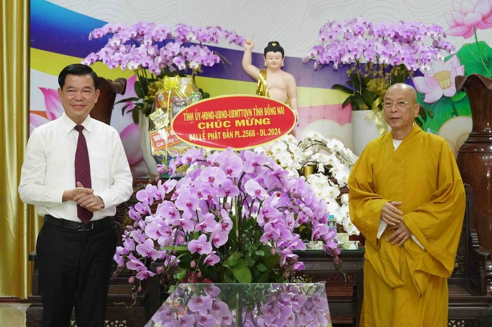 Bí thư Tỉnh ủy Nguyễn Hồng Lĩnh tặng hoa chúc mừng Đại lễ Phật đản Phật lịch 2568 - dương lịch 2024 đến thượng tọa Thích Huệ Kha. Ảnh PGĐN. phật giáo 4.jpg