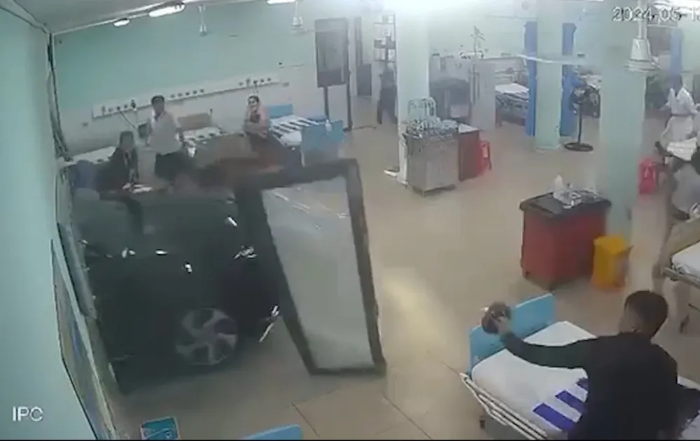 Chiếc ô tô lao vào bên trong khu cấp cứu của bệnh viện. Ảnh: Cắt từ clip. cấp cứu.jpg