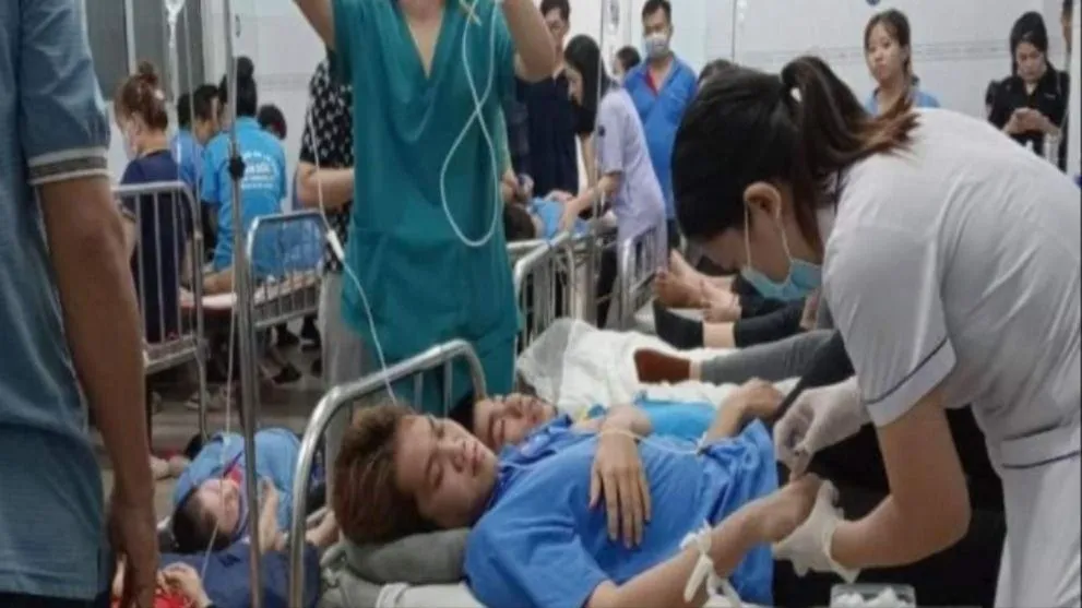 Công nhân có biểu hiện bị ngộ độc thực phẩm đưa vào bệnh viện. Ảnh: CT. Ngộ độc.jpg