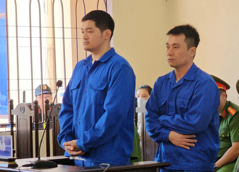 Bị cáo Lê Dương và bị cáo Hoàng Văn Tính tại toà. Ảnh: VŨ HỘI. thành bưởi 2.jpg