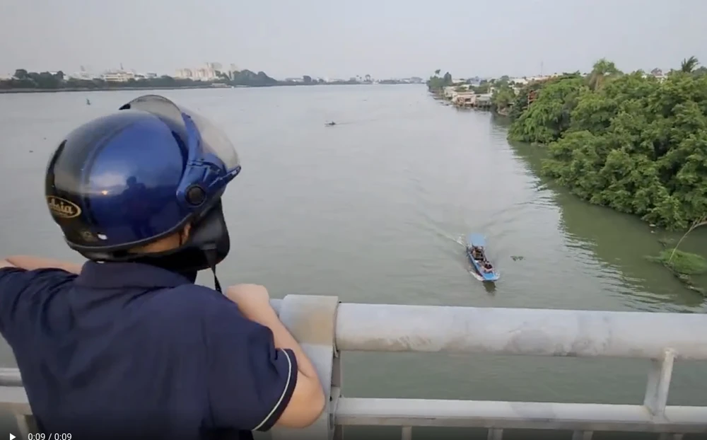 Thuyền của người dân bên bờ chạy ra để cứu nhưng không kịp. Ảnh: VH. sông Đồng Nai.jpg
