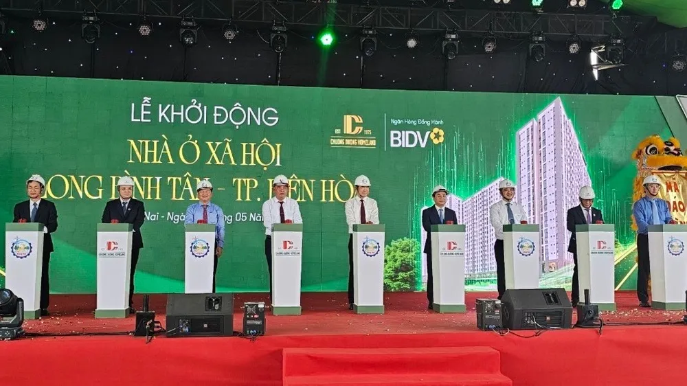 Các đại biểu bấm nút khởi công dự án NOXH tại Phường Long Bình Tân, TP Biên Hòa. Ảnh: VH. nhà ở xã hội 2.jpg