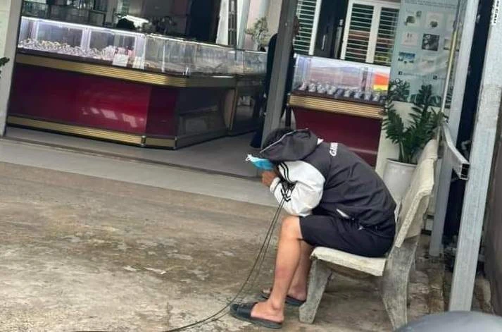 Nghi can bị bắt giữ ngay sau khi đang bỏ chạy. Ảnh: VH. cướp giật.jpg